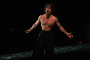 João Paulo Lorenzon interpreta "Do Cavalo Nada Sabemos". Vestindo apenas uma calça preta (e exibindo seu peitoral musculoso) o ator empunha um chicote preto e grita de braços abertos em um palco vazio