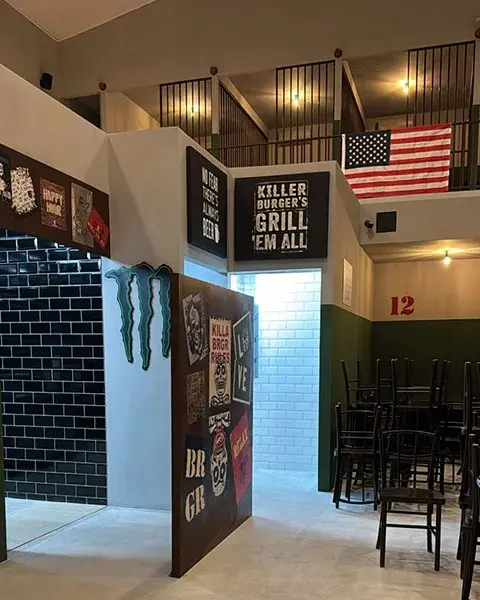 Hamburgueria troca mesas por celas de presídio