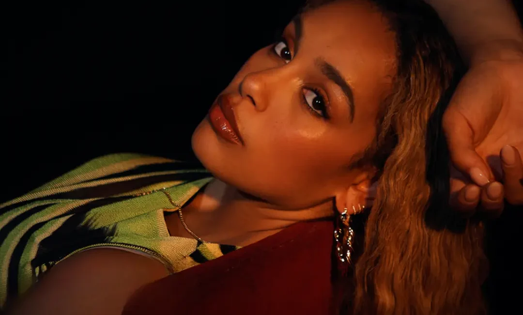 Retrato da cantora Jorja Smith
