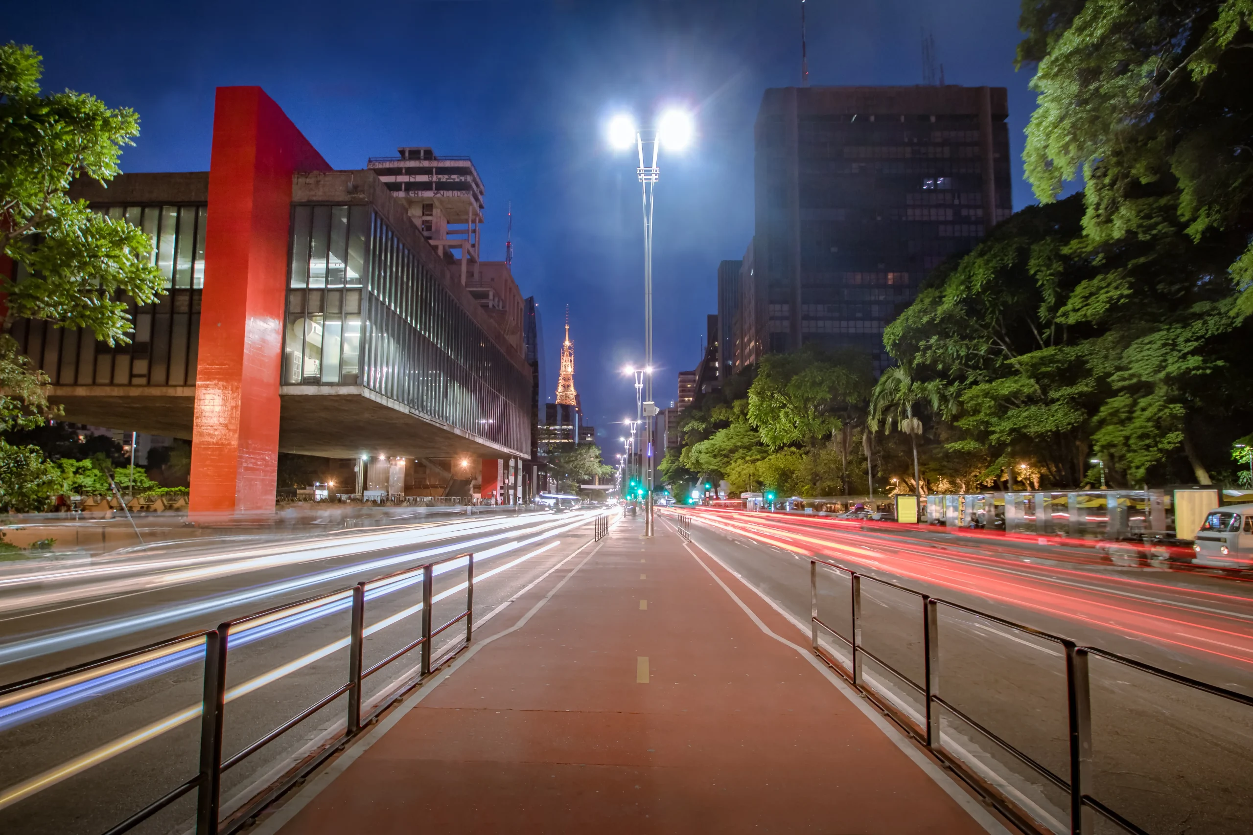 À esquerda, o Masp; à direita, o Parque Trianon; separados pela Av. Paulista.