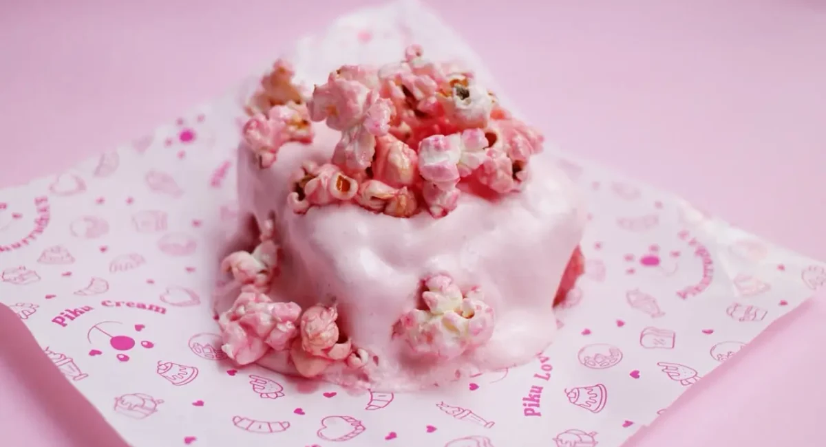 Pink Cake com glacê e pipoca rosa