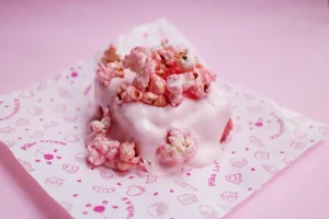 Pink Cake com glacê e pipoca rosa