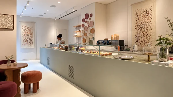 Cafeteria une confeitaria e arte feita por mulheres