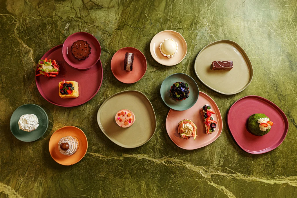 Cafeteria une confeitaria e arte feita por mulheres