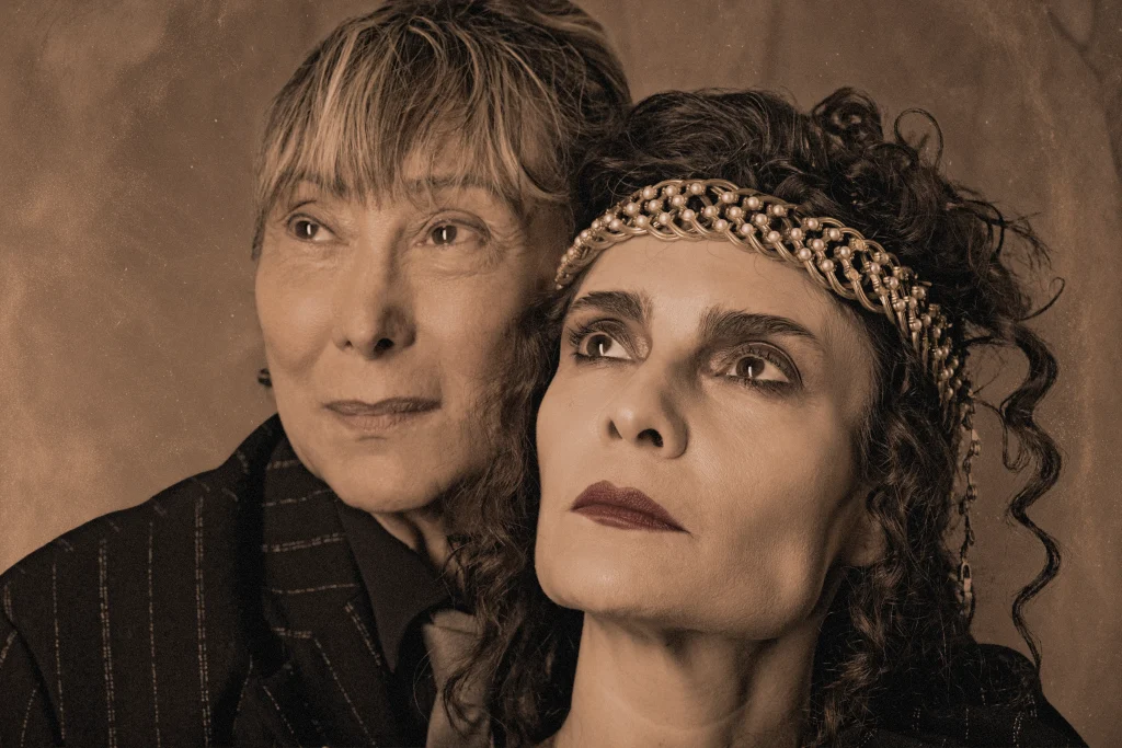 Foto de divulgação de "Sarah Bernhardt em São Paulo". Foto em tons sépia retrata as atrizes Bárbara Bruno e Arietha Corrêa