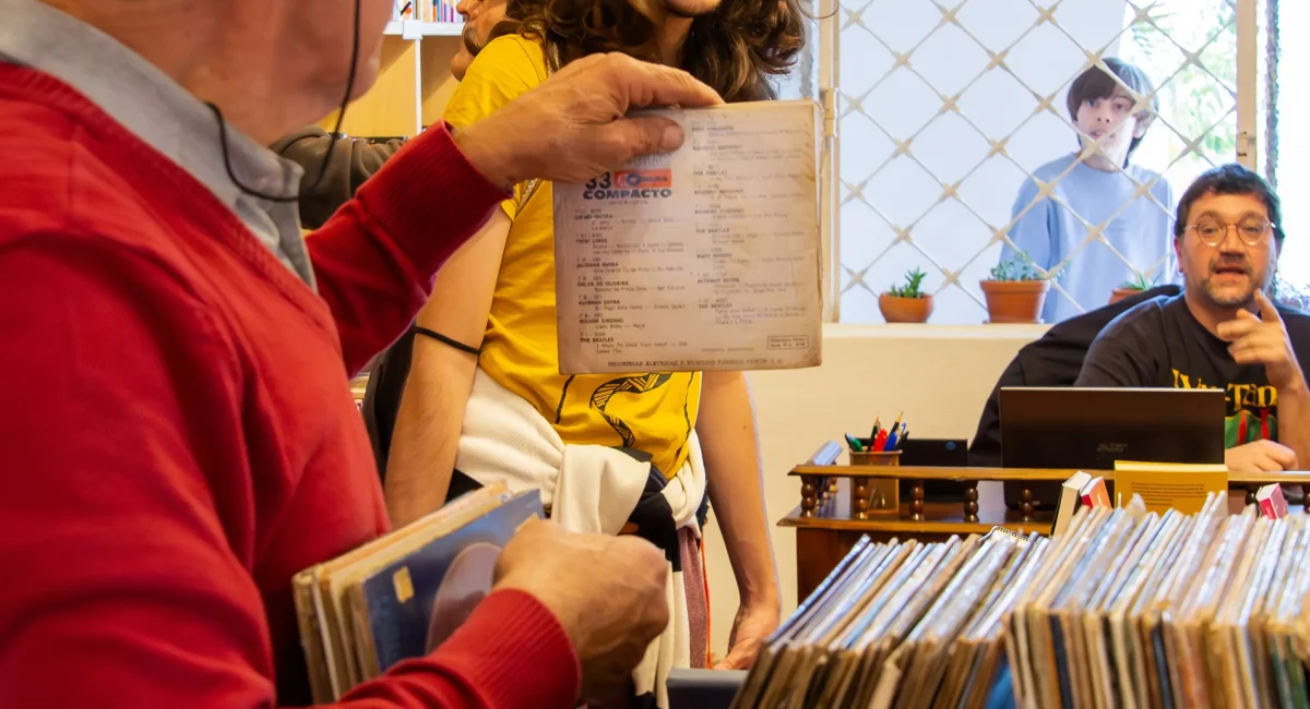 Sebo no Butantã tem 9 mil livros e café no quintal