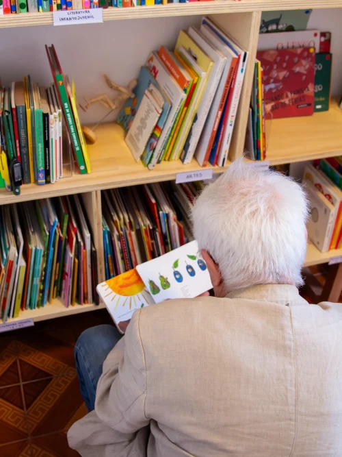 Sebo no Butantã tem 9 mil livros e café no quintal