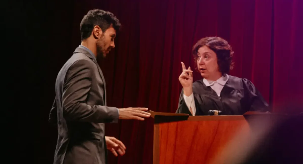 Cena de "The Jury Experience". Um advogado argumenta com uma juíza